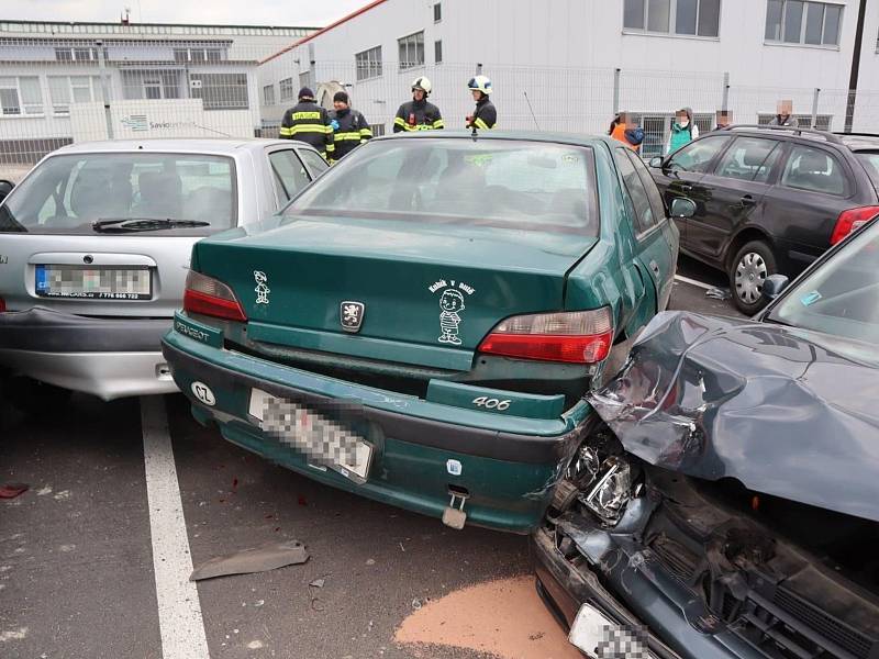 Při střetu dvou aut jedno nabouralo pět dalších na parkovišti.