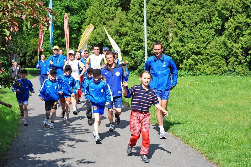  V odpoledních hodinách dorazili běžci v doprovodu malých hronovských fotbalistů do parku A.Jiráska.