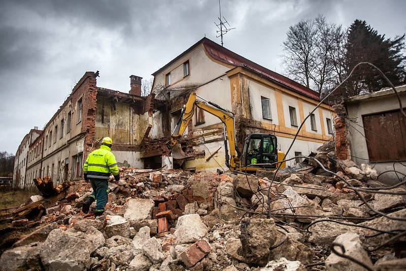 Bourání starých lázní Běloves v Náchodě.