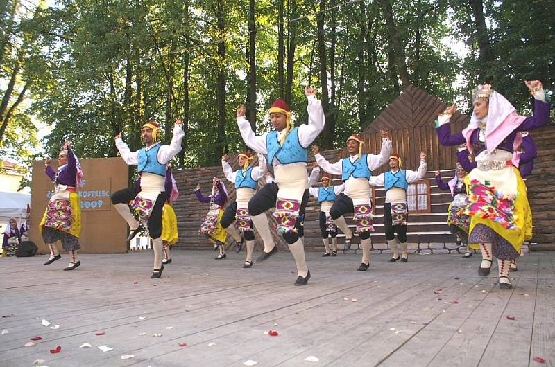 Turecký soubor Pahoy Anatolin Folk Dance Group. 