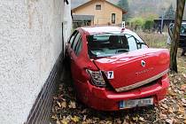 Řidič jedoucí s vozem Renault Thalia od Police nad Metují na Hronov dostal po průjezdu levotočivé
