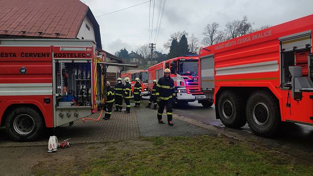 Na místě události zasahovali profesionální hasiči z Náchoda a dobrovolní hasiči z Červeného Kostelce, České Skalice a Studnice.