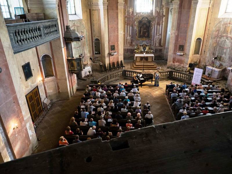 Letní počasí přilákalo do vižňovského barokního svatostánku více než tři sta posluchačů. Ti odměnili pěvecké schopnosti renomované umělkyně Simony Houda-Šaturové a klavíristky Lenky Navrátilové dlouhotrvajícím závěrečným potleskem ve stoje.