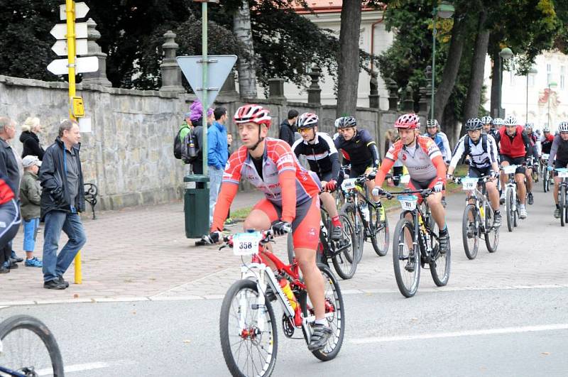 Na start nejtěžšího maratonu horských kol v České republice se na teplickém náměstí postavilo neuvěřitelných 1002 závodníků. 