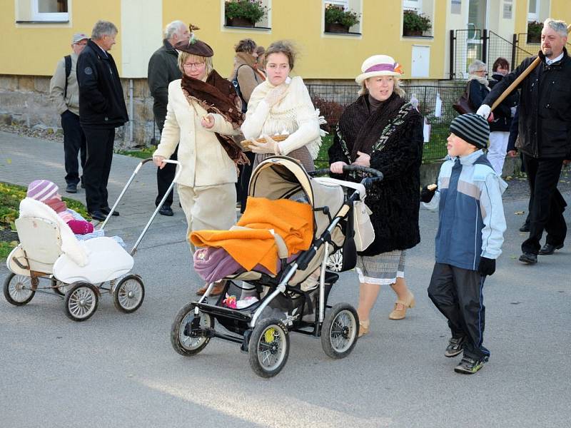 POSVÍCENÍ VYVRCHOLILO pondělním průvodem obcí ke kapličce, kde se sloužila mše, a následnou zábavou. 