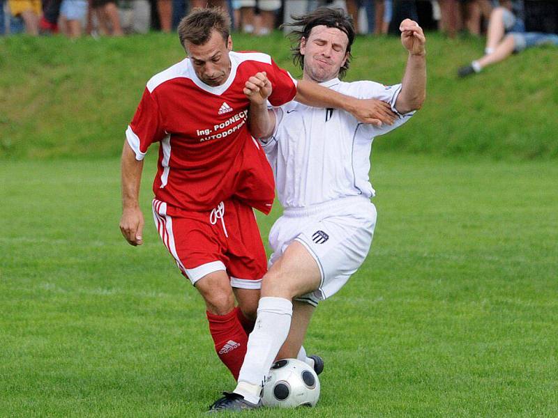 V nedělním podvečeru přišli o domácí neporazitelnost fotbalisté Police nad Metují (v bílém), kteří nestačili na Převýšov.