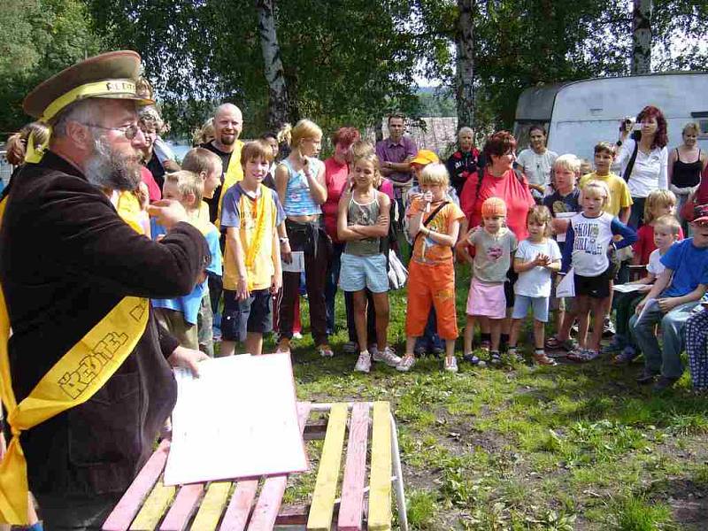 Na konci letních prázdnin v kempu  probíhá akce, při které shoří škola. 