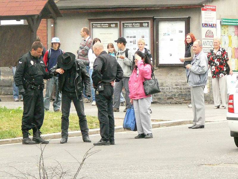 Náchodský deník zavolal městskou policii, která na místo po chvíli dorazila.