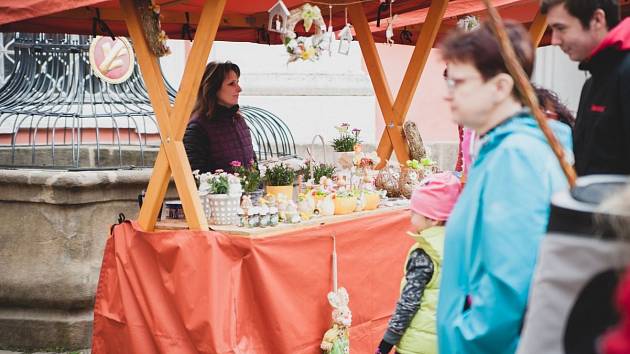 Jarní trh v areálu broumovského kláštera.