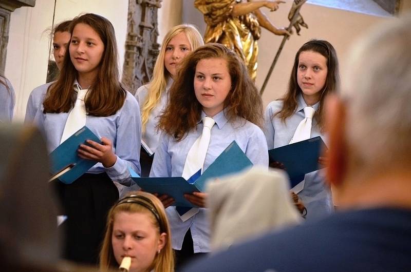 Při Noci kostelů v náchodském děkanském kostele sv. Vavřince vystoupil soubor Musica Viva z Jiráskova gymnázia v Náchodě.