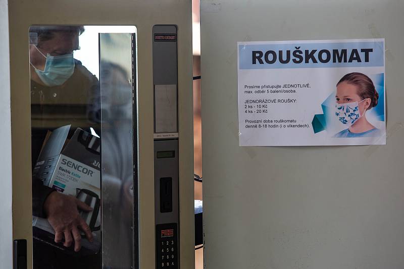 Automat na roušky u městského úřadu v Náchodě. Takzvaný rouškomat je v permanenci.