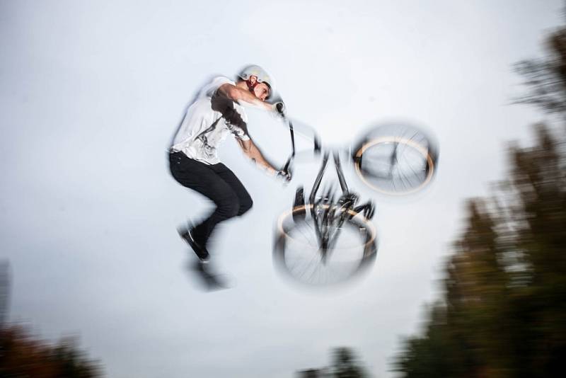 Novoměstský skatepark opět ožil. Místní sdružení zde pořádalo další bikerské závody nazvané Fall Bye Jam.