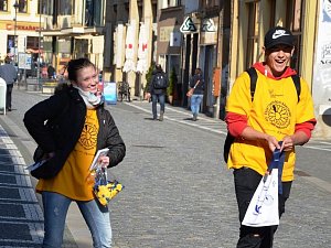 Dobrovolníci nabízejí žlutá kvítka. Je Český den proti rakovině
