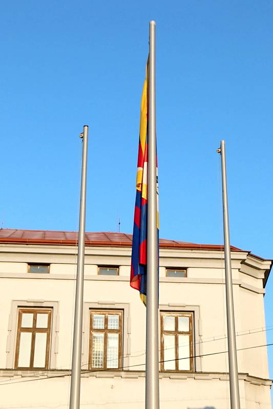 Vlajka pro Tibet zavlála i na stožáru v Červeném Kostelci.