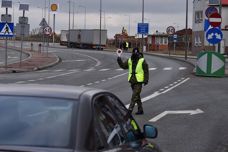 Přechod v Náchodě-Bělovsi hlídala polská hraniční stráž a policie.