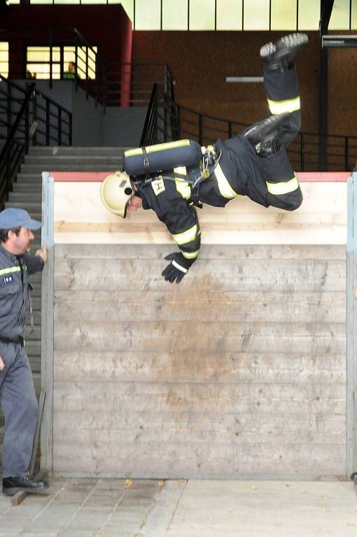 Devět odvážných hasičů se postavilo v hronovské Wikov aréně na start soutěže v disciplínách podle platných pravidel hasičských soutěží TFA. 