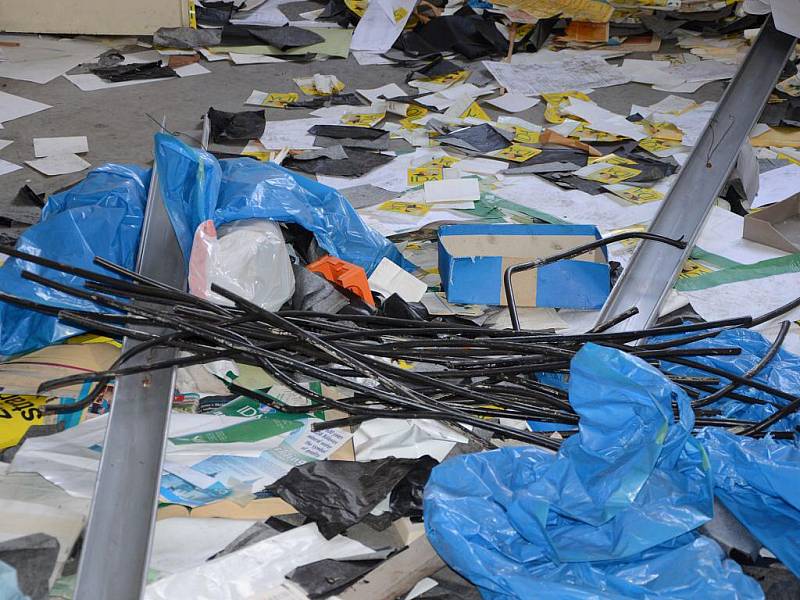 Krádež v bývalé stáčírně běloveské kyselky Ida - poškozené kabely.