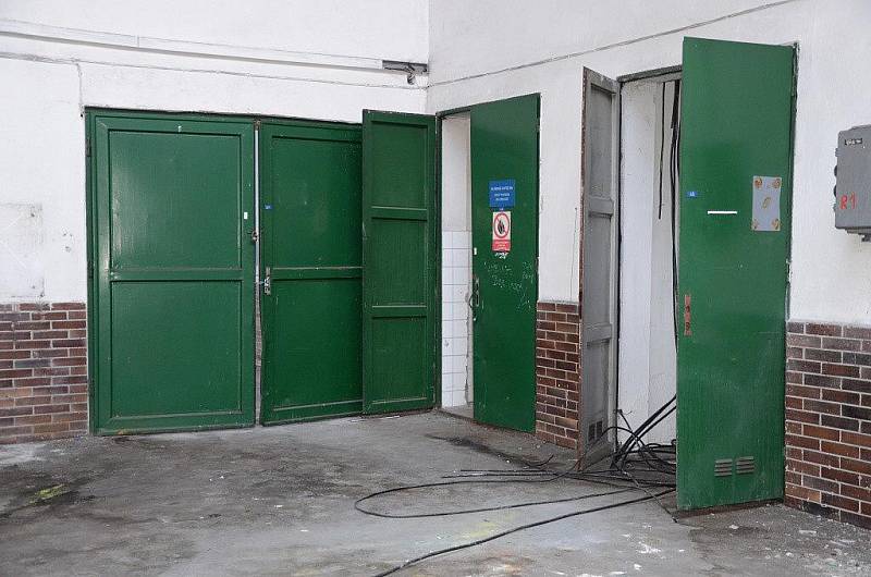 Krádež v bývalé stáčírně běloveské kyselky Ida - násilím otevřené dveře.