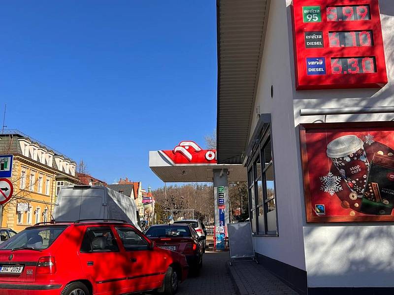 Ceny na  čerpacích stanicích stoupají stejně jako u nás každým dnem. navíc se mnozí čeští řidiči setkávají s tím, že stojany nefungují nebo nemohou platit kartou.