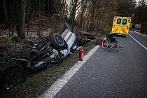 V příkopu na střeše skončilo po nehodě osobní vozidlo na silnici č. I/14 u Náchoda.