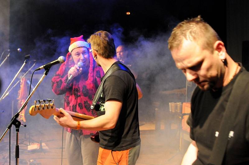 Předvánoční shon zpříjemnil v Čapkově sále rockový minifesťáček „Vánoční tulení“, který se pořádal už počtvrté. 