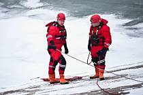 Záchranu v ledové vodě nacvičovali profesionální hasiči z požární stanice v Náchodě na Rozkoši u hráze nedaleko obce Nahořany. 