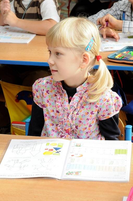 Školáci si vyzkoušeli, jak se sedělo s rukama za zády, správně hlásilo o slovo a vyzkoušeli si dokonce i tresty za neposlušnost. 