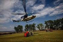 V pohraničí u Broumova hořel les, hasiči zasahovali i vrtulníkem
