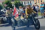 Sedmé Walbrzyšské mezinárodní rallye historických vozidel přispělo k letnímu obohacení kulturních akcí v regionech Náchodska, Broumovska a Dolního Slezska. Jednou ze zastávek bylo náměstí v Polici nad Metují.