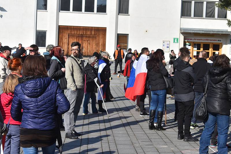 Na hronovském náměstí lidé protestovali proti vládním opatřením okolo koronavirové situace.  Hlavní slovo měl občanský aktivista David Tesař, který vybízel ke změně strachu a nepřátelství na prosperitu a radost. Výzvu k nasazení roušek takřka nikdo neresp