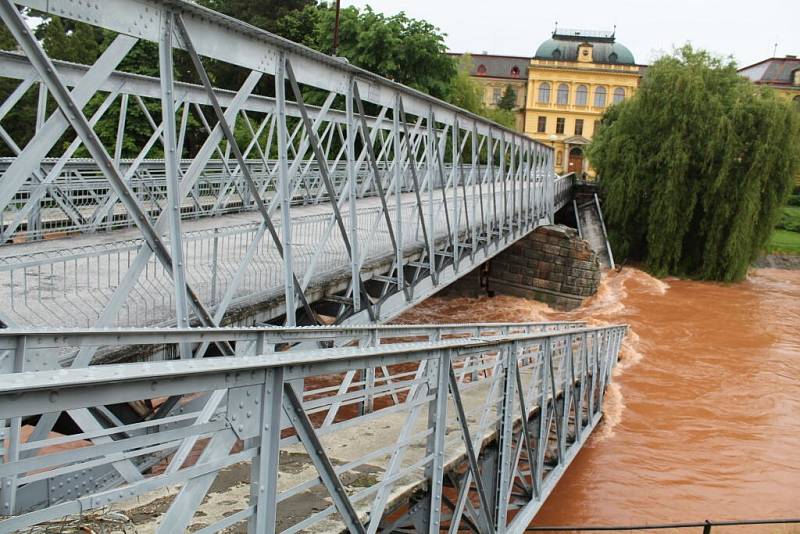 Povodeň loňského června, při které se mostní pilíř rozlomil a most spadl do rozvodněného Labe. 