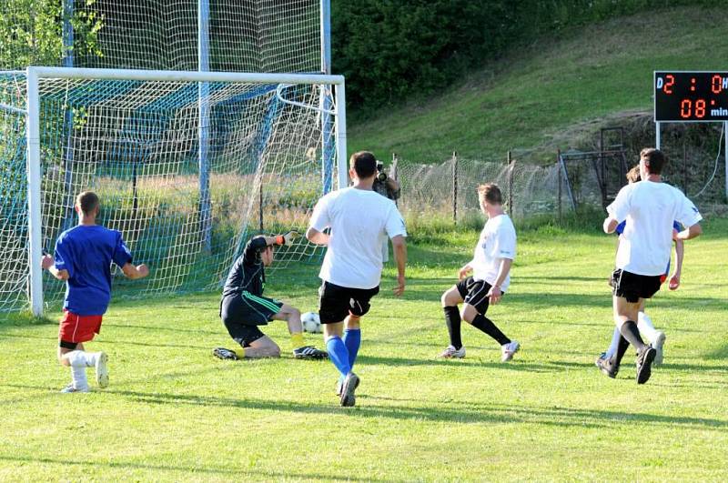 Italští reprezentanti ve skocích na lyžích si zahráli mezinárodní fotbalové utkání s týmem BKL Machov. Ten tvořili bývalí závodníci ve skocích na lyžích nebo ti, kteří skoky trénovali.  