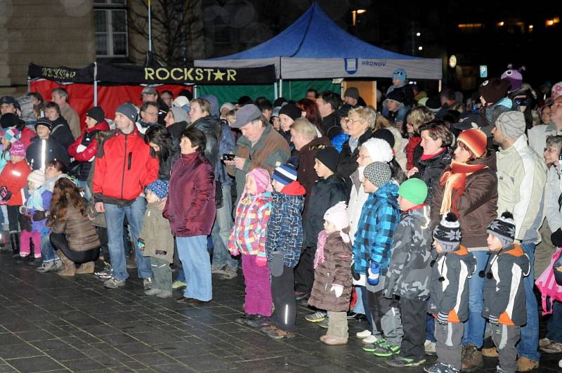 V podvečer na první adventní neděli přišla na hronovské náměstí téměř tisícovka obyvatel města, aby byla svědkem slavnostního rozsvícení vánočního stromu, který bude až do 6. ledna tvořit dominantu náměstí. 