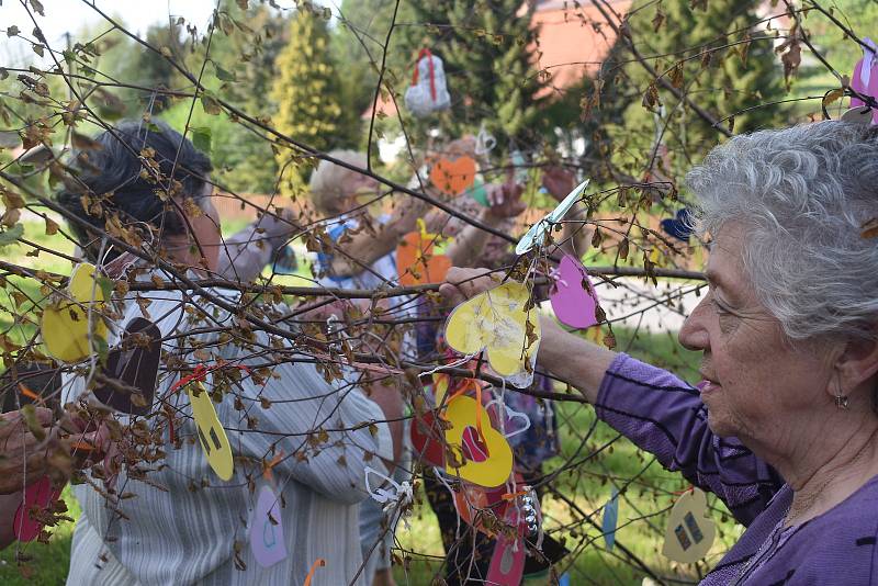 Hejtmánkovické Hejtmanky vyrábějí srdíčka na Srdíčkovník. Ten stojí před obecní hospodou a v jeho větvích se ve větru třepotají desítky srdíček různých barev a velikostí.