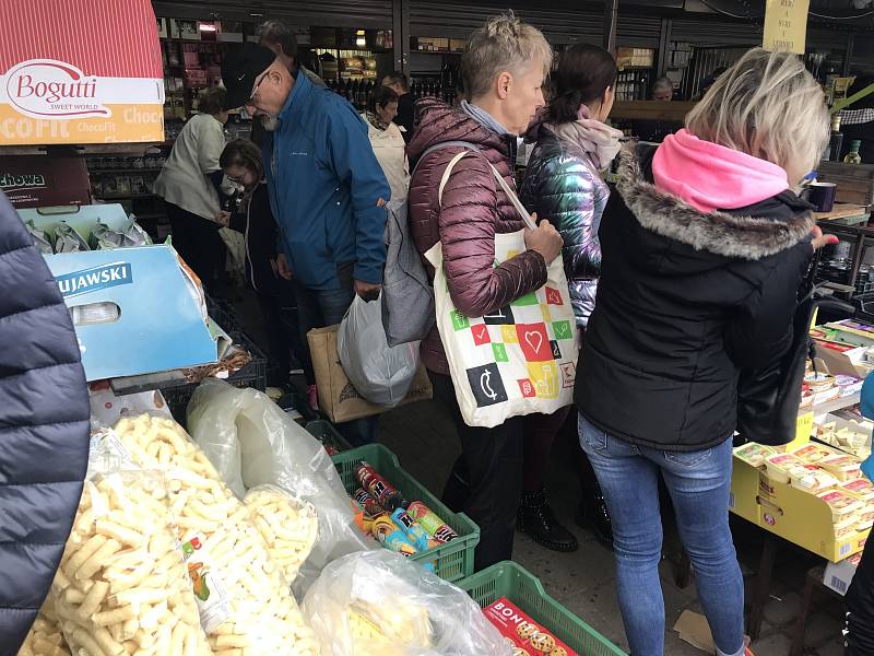 Svatý Václav zavřel obchody, Češi proto vyrazili na nákupy do Polska.