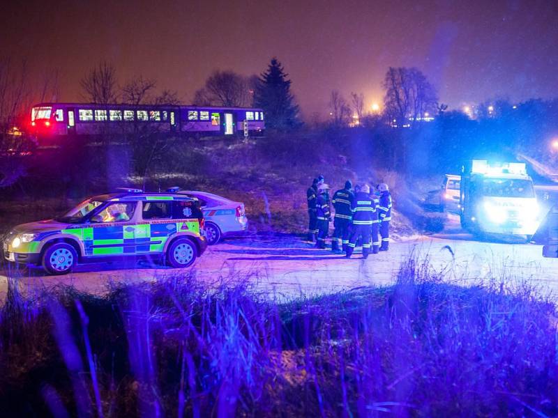 V pondělí před půl jedenáctou večer došlo na železniční trati u Nového Města nad Metují k neštěstí. Osobní vlak porazil muže pohybujícího se v kolejišti. Ten střet s vlakem neměl šanci přežít. 