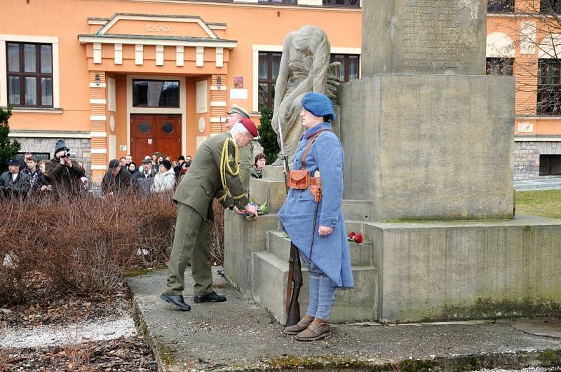 NÁHROBEK s pamětní deskou generála Jana Kratochvíla slavnostně odhalil v neděli odpoledne na červenokosteleckém hřbitově náčelník Generálního štábu Armády České republiky armádní generál Petr Pavel za přítomnosti představitelů města a místního disentu.