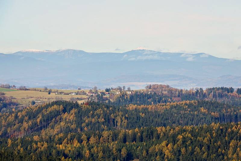 Rozhledna na vrchu Šibeník u Nového Hrádku nabízí nádherné podzimní výhledy do téměř celých východních Čech.