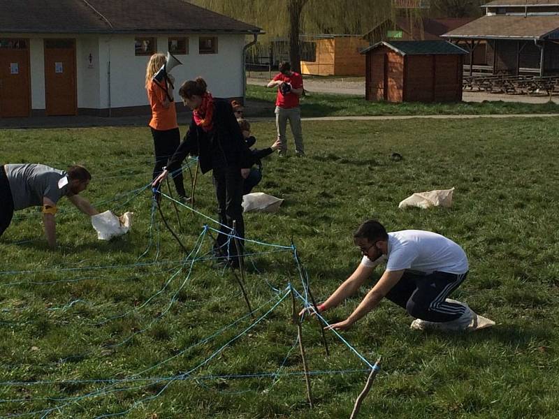 ZAHRANIČNÍ STUDENTI se o víkendu bavili u Rozkoše. Soutěžili tady v různých disciplínách na motivy seriálu Hra o trůny.