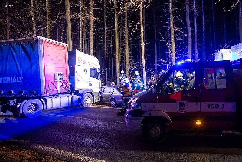 Nehoda kamionu a osobního vozu značky Škoda na silnici první třídy mezi Novým Městem nad Metují a Náchodem.