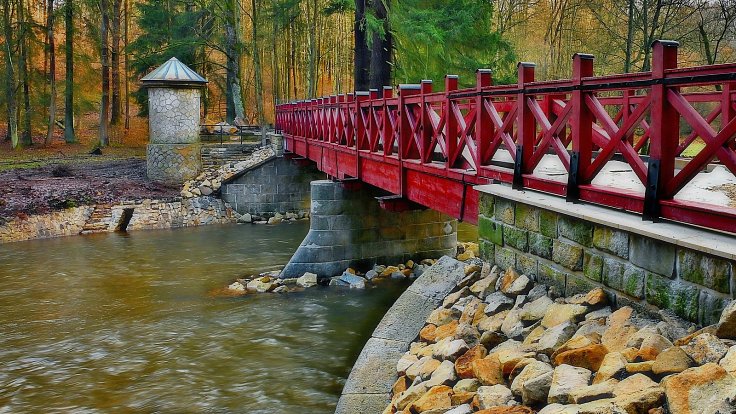 Červený most v Babiččině údolí po roční náročné rekonstrukci opět slouží turistům a cyklistům.