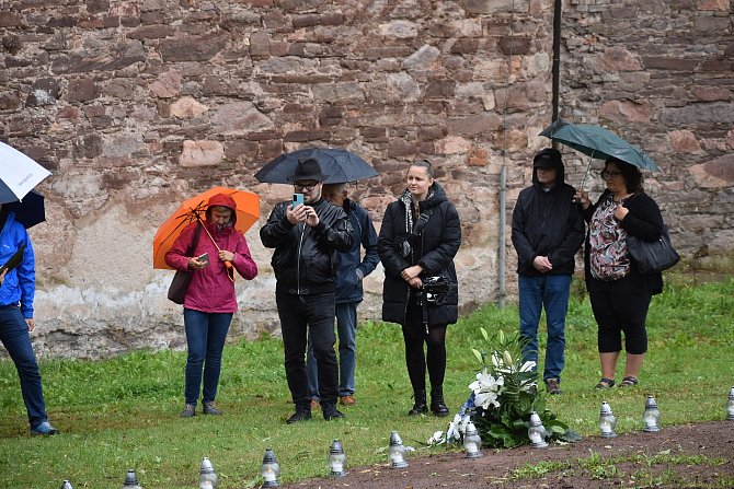 Na heřmánkovickém hřbitově se v neděli 6. srpna před polednem odehrála tichá pieta za památku předků. Místa posledního odpočinku, kde stávaly náhrobky německých obyvatel, účastníci setkání uctili zapálením svíček a modlitbou za zemřelé