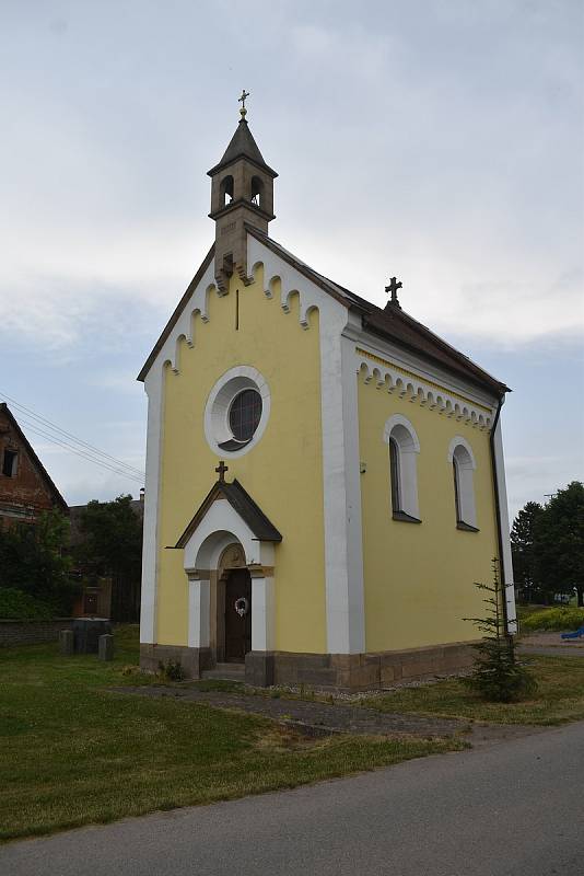 Roku 1901 byla v Dolanech postavena kaple, kterou postavil děkan p. Jos. Ludvík. Její podoba je i na obecních symbolech.