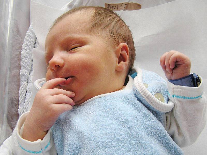 MATYÁŠ PAVLÁT  se narodil 15. července 2011 v 00:5 hodin s váhou  3025 g a délkou 48 cm. S rodiči Lucií a Milanem, a s bráškou Tadeáškem (2,5), má domov v Jaroměři.