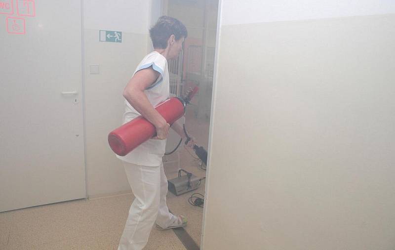 Cvičení hasičů v náchodské nemocnici.
