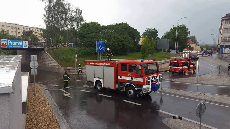 POD ŽELEZNIČNÍM mostem v Náchodě by se v sobotu mohlo plavat. Místní dobrovolní hasiči vodu odčerpali.