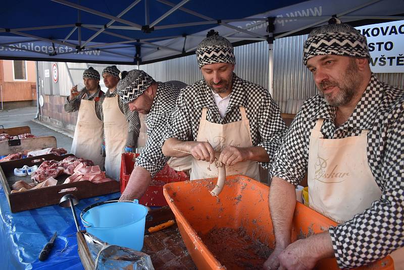 Stovky jitrnic a jelítek, prejt, kroupy, ovar, pečený vepřový bok či zabíjačková polévka končily v žaludcích příchozích, kterým k dobré chuti hrála kapela. Při vepřových hodech nemohla chybět ukázka bourání masa a ruční výroba jitrnic či tlačenky.