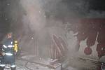 Sedm jednotek hasičů zasahovalo od pondělí 29. prosince večer u rozsáhlého požáru rekreační chalupy v Novém Hrádku.