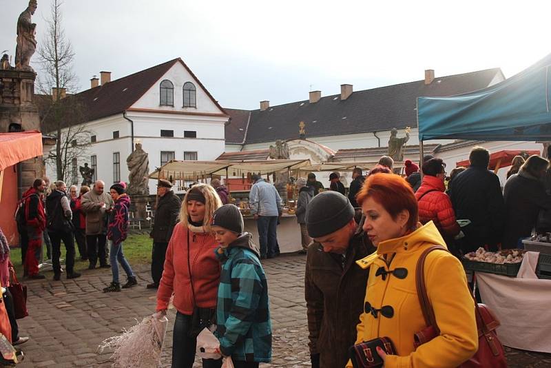 NÁDVOŘÍ broumovského benediktinského kláštera se těsně před Vánoci proměnilo v tržiště. Trhy sem přilákaly davy lidí, kteří si přišli vychutnat vánoční atmosféru či poslechnout koledy. 