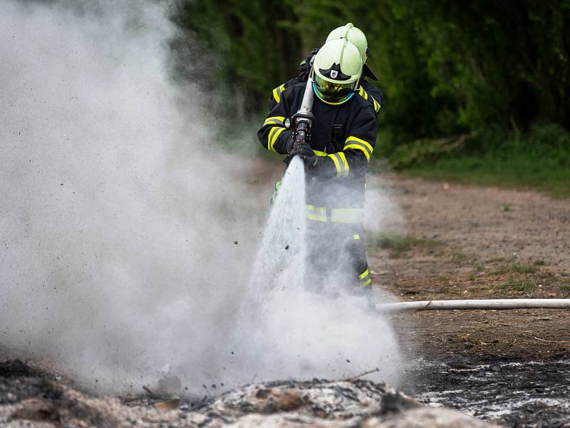 Hasiči ve středu ráno v novoměstské části Krčín dohašovali dohořívající kupu po pálení čarodějnic, kterou rozfoukal silný vítr.